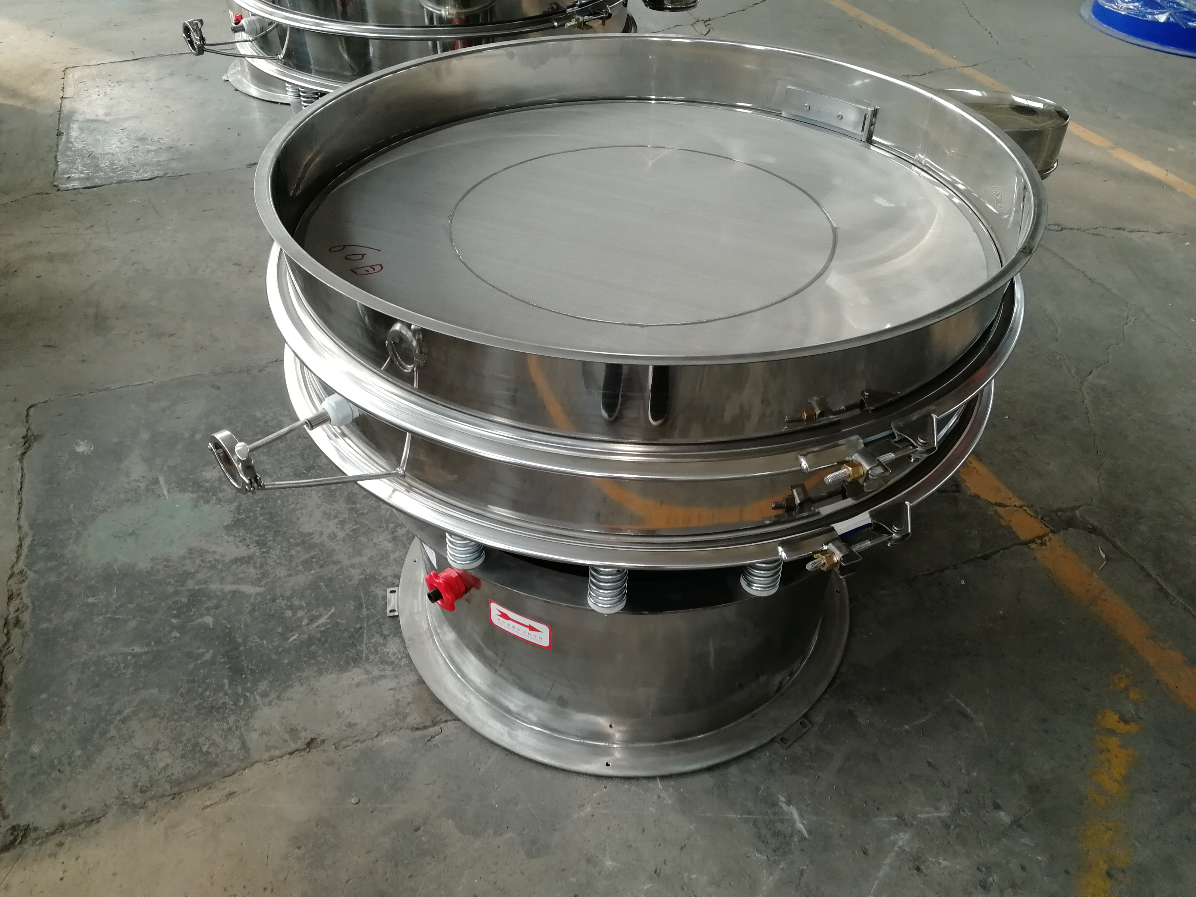 单层圆振动筛的工作原理有哪些特点？