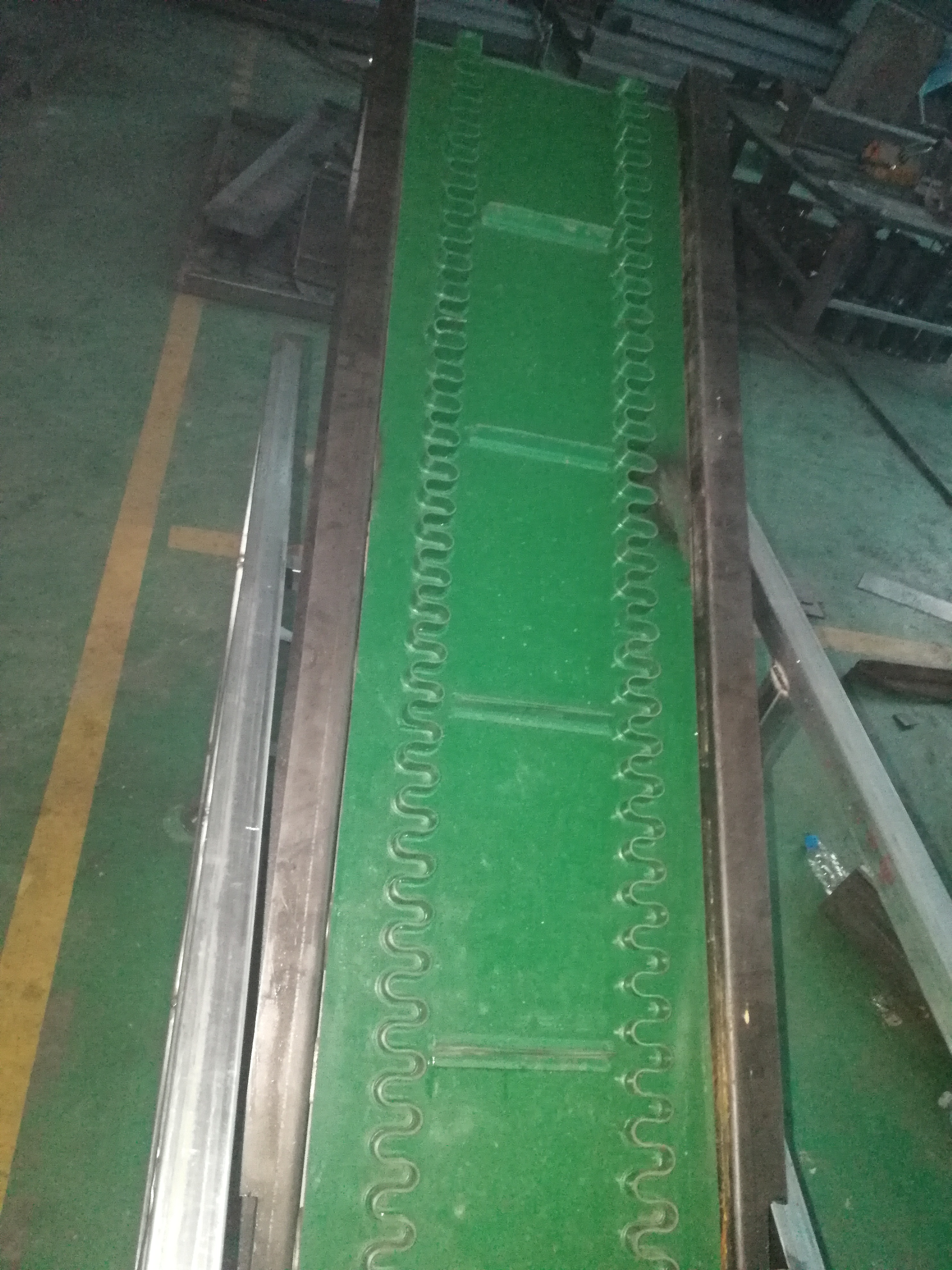 倾角皮带输送机分类有哪几种？它们的工作原理